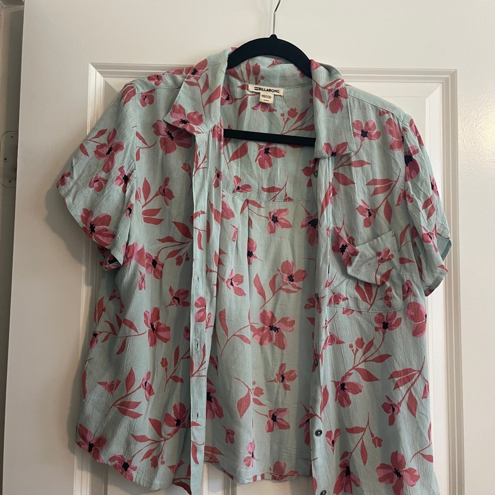 Billabong cropped shirt with pocket and buttons